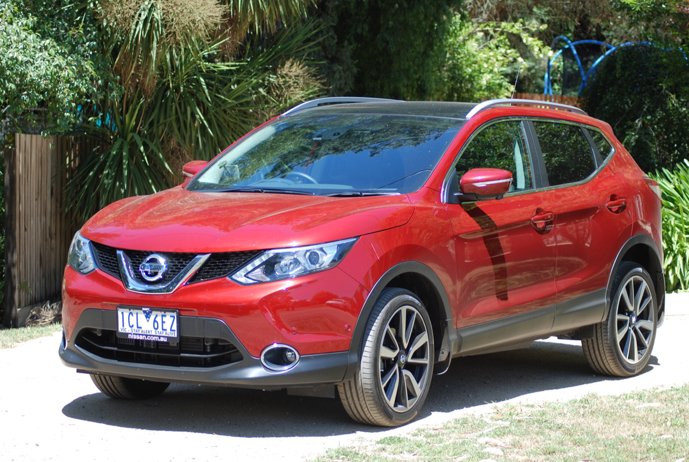 Review 2015 Nissan Qashqai ST Review